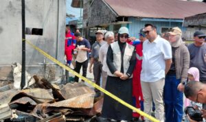 Bupati Kukar, Aulia Rahman Basri, saat kegiatan Monitoring lokasi kebakaran dan silaturahmi serta penyerahan bantuan kepada korban kebakaran di Gang Karya Jalan Kartini Kelurahan Melayu, Tenggarong Minggu (18/10/2026).