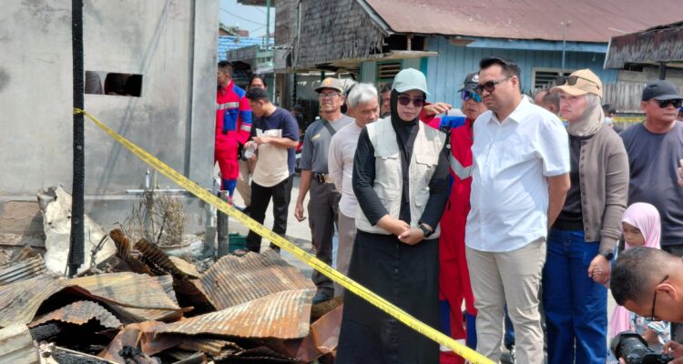 Bupati Kukar, Aulia Rahman Basri, saat kegiatan Monitoring lokasi kebakaran dan silaturahmi serta penyerahan bantuan kepada korban kebakaran di Gang Karya Jalan Kartini Kelurahan Melayu, Tenggarong Minggu (18/10/2026).