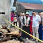 Bupati Kukar, Aulia Rahman Basri, saat kegiatan Monitoring lokasi kebakaran dan silaturahmi serta penyerahan bantuan kepada korban kebakaran di Gang Karya Jalan Kartini Kelurahan Melayu, Tenggarong Minggu (18/10/2026).