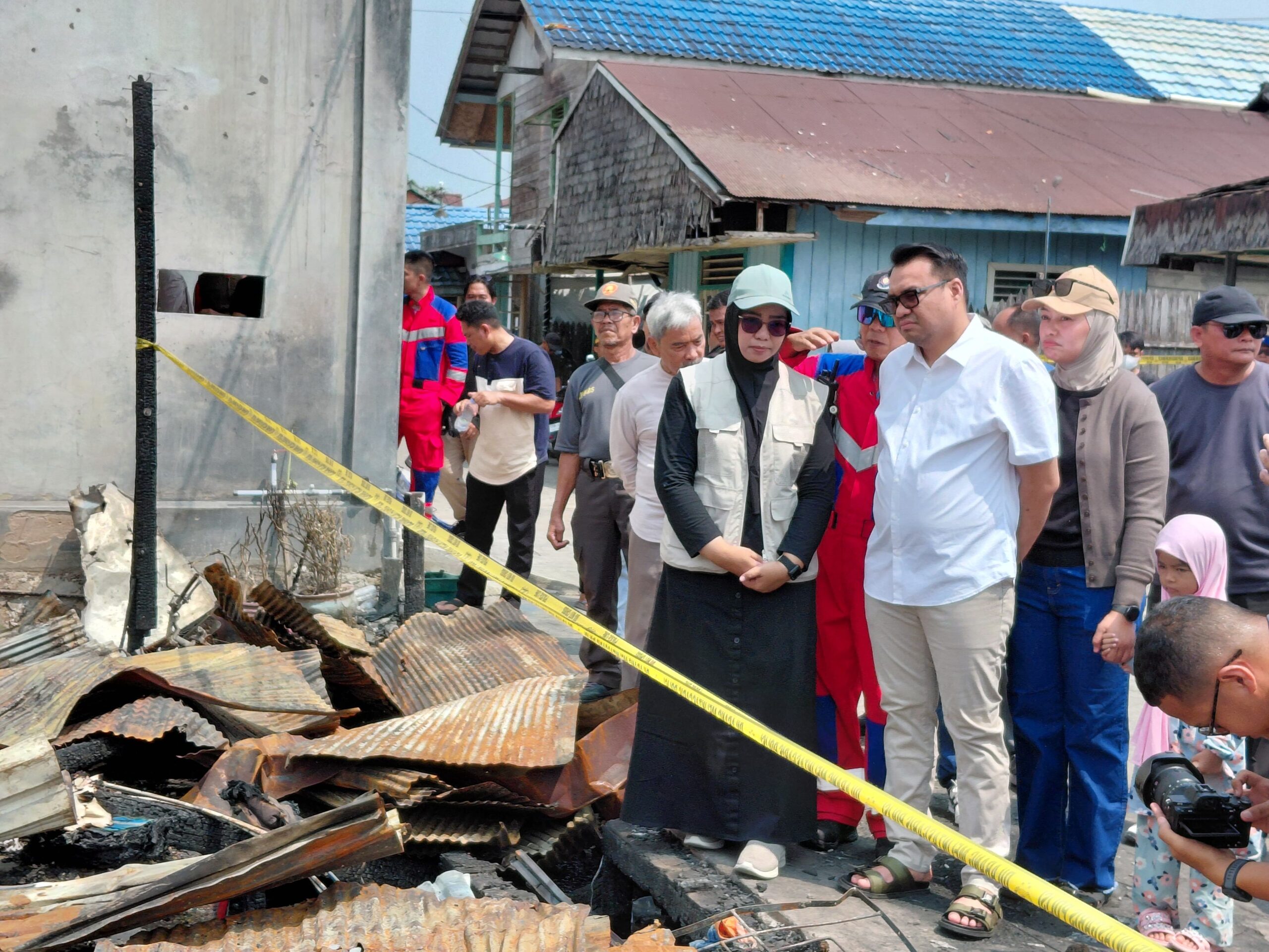 Bupati Kukar, Aulia Rahman Basri, saat kegiatan Monitoring lokasi kebakaran dan silaturahmi serta penyerahan bantuan kepada korban kebakaran di Gang Karya Jalan Kartini Kelurahan Melayu, Tenggarong Minggu (18/10/2026).