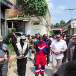 Bupati Kukar, Aulia Rahman Basri, saat kegiatan Monitoring lokasi kebakaran dan silaturahmi serta penyerahan bantuan kepada korban kebakaran di Gang Karya Jalan Kartini Kelurahan Melayu, Tenggarong Minggu (18/10/2026).