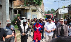 Bupati Kukar, Aulia Rahman Basri, saat kegiatan Monitoring lokasi kebakaran dan silaturahmi serta penyerahan bantuan kepada korban kebakaran di Gang Karya Jalan Kartini Kelurahan Melayu, Tenggarong Minggu (18/10/2026).