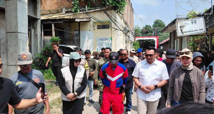 Bupati Kukar, Aulia Rahman Basri, saat kegiatan Monitoring lokasi kebakaran dan silaturahmi serta penyerahan bantuan kepada korban kebakaran di Gang Karya Jalan Kartini Kelurahan Melayu, Tenggarong Minggu (18/10/2026).