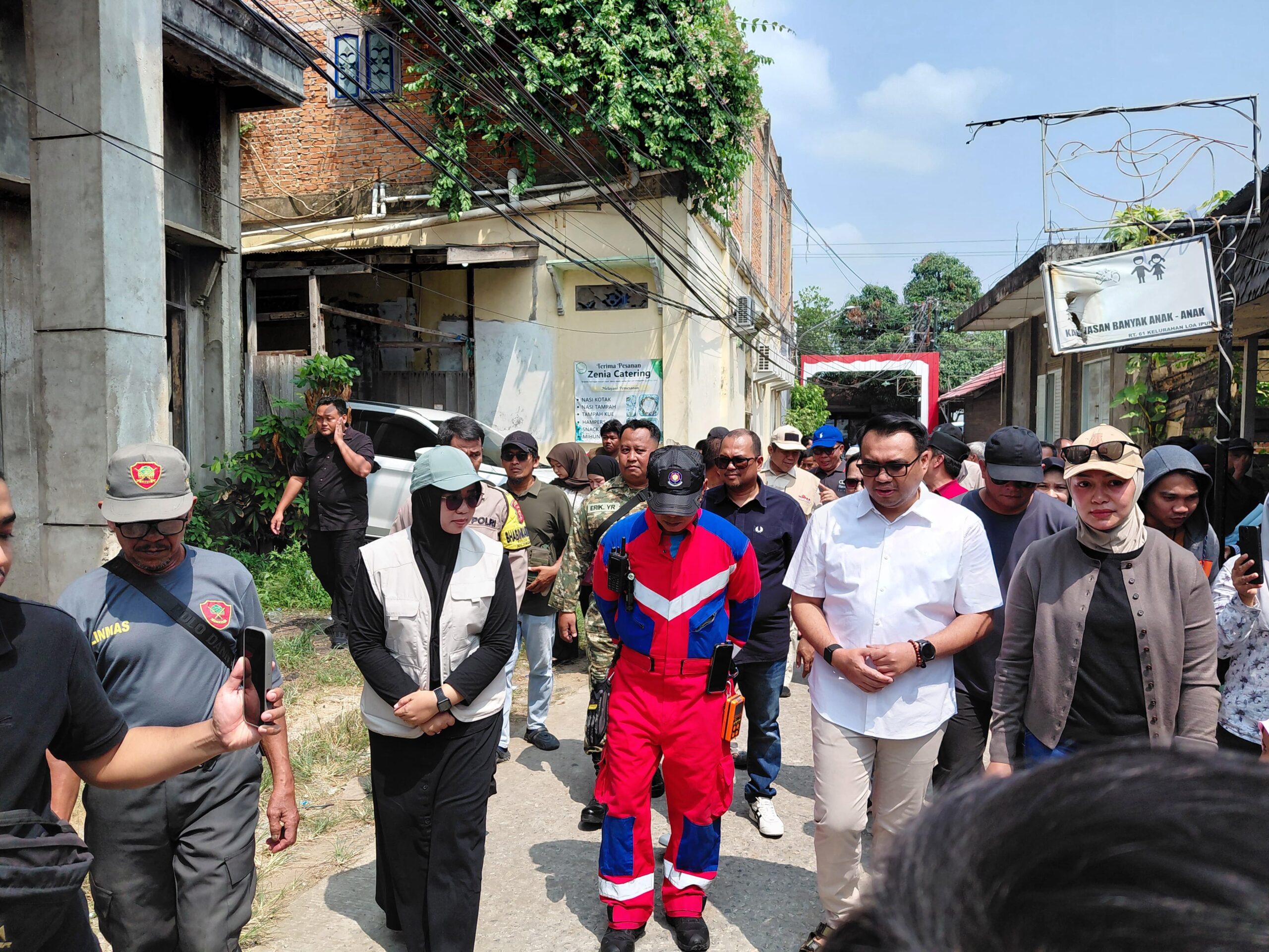 Bupati Kukar, Aulia Rahman Basri, saat kegiatan Monitoring lokasi kebakaran dan silaturahmi serta penyerahan bantuan kepada korban kebakaran di Gang Karya Jalan Kartini Kelurahan Melayu, Tenggarong Minggu (18/10/2026).