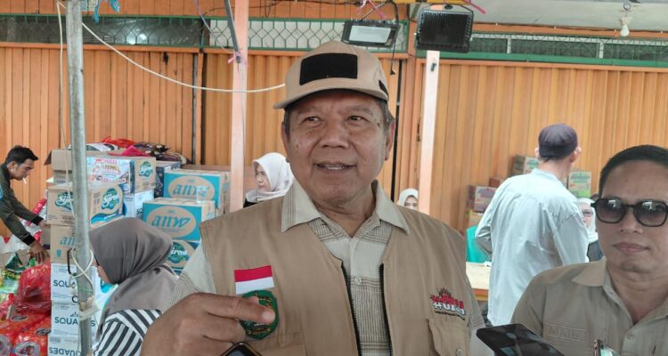Wawancara Kepala Dinas Kependudukan dan Pencatatan Sipil (Disdukcapil) Kabupaten Kutai Kartanegara (Kukar), Muhamad Iryanto, saat kegiatan Monitoring lokasi kebakaran dan silaturahmi serta penyerahan bantuan kepada korban kebakaran di Gang Karya Jalan Kartini Kelurahan Melayu, Tenggarong Minggu (18/10/2026).