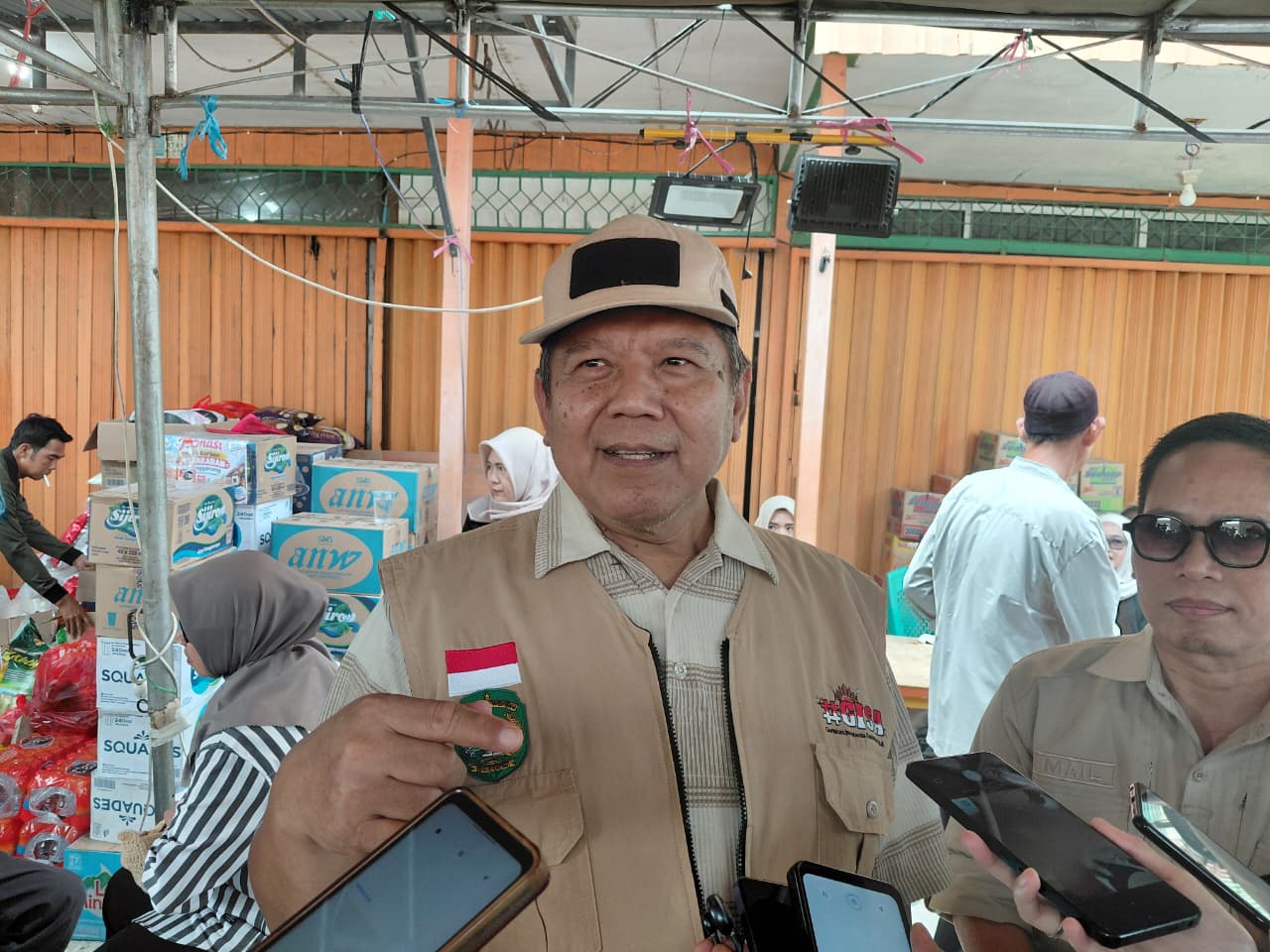 Wawancara Kepala Dinas Kependudukan dan Pencatatan Sipil (Disdukcapil) Kabupaten Kutai Kartanegara (Kukar), Muhamad Iryanto, saat kegiatan Monitoring lokasi kebakaran dan silaturahmi serta penyerahan bantuan kepada korban kebakaran di Gang Karya Jalan Kartini Kelurahan Melayu, Tenggarong Minggu (18/10/2026).